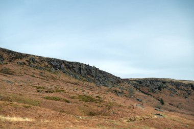 Stanage Edge kasvetli kış Derbyshire Tepesi Ulusal Parkı kırsal.