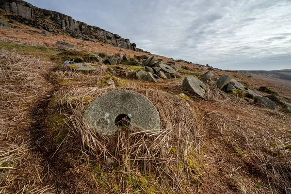 Kış boyunca Derbyshire Tepesi Ulusal Parkı 'nda Stanage Edge Değirmen Taşları.