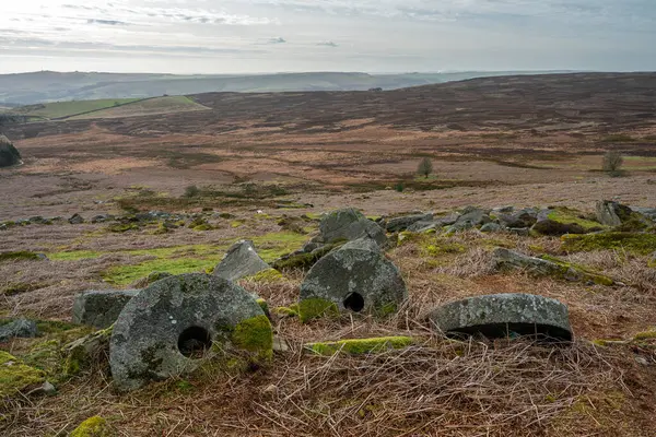 Kış boyunca Derbyshire Tepesi Ulusal Parkı 'nda Stanage Edge Değirmen Taşları.