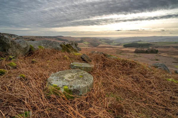 Kış boyunca Derbyshire Tepesi Ulusal Parkı 'nda Stanage Edge Değirmen Taşları.