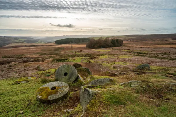 Kış boyunca Derbyshire Tepesi Ulusal Parkı 'nda Stanage Edge Değirmen Taşları.