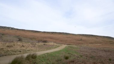 Paragliding. Kış boyunca İngiltere 'nin Derbyshire Tepesi Ulusal Parkı' ndaki Stanage Edge 'de yamaç paraşütçüleri geniş açı ile tespit edildi..