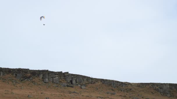 Αλεξίπτωτο Πλαγιάς Στο Stanage Edge Στο Derbyshire Peak District National — Αρχείο Βίντεο