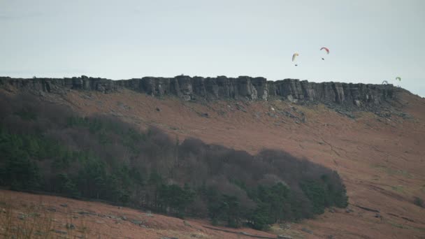 Paragliding Wide Angle Establishing Shot Paragliders Stanage Edge Derbyshire Peak — Stock Video