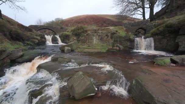 Zoom Rural Winter Landscape Scene Waterfalls Packhorse Stone Bridges Three — Stock Video