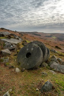 Kış boyunca Derbyshire Tepesi Ulusal Parkı 'nda Stanage Edge Değirmen Taşları.