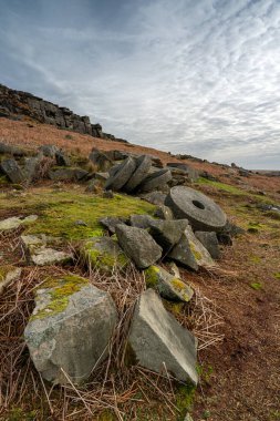 Kış boyunca Derbyshire Tepesi Ulusal Parkı 'nda Stanage Edge Değirmen Taşları.