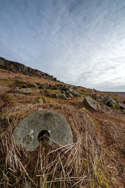 Kış boyunca Derbyshire Tepesi Ulusal Parkı 'nda Stanage Edge Değirmen Taşları.
