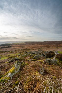 Stanage Edge kasvetli kış Derbyshire Tepesi Ulusal Parkı kırsal.
