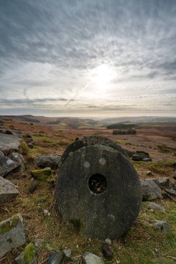 Kış boyunca Derbyshire Tepesi Ulusal Parkı 'nda Stanage Edge Değirmen Taşları.