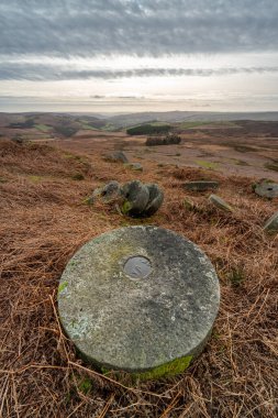 Kış boyunca Derbyshire Tepesi Ulusal Parkı 'nda Stanage Edge Değirmen Taşları.