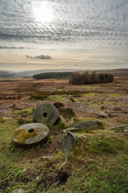 Kış boyunca Derbyshire Tepesi Ulusal Parkı 'nda Stanage Edge Değirmen Taşları.