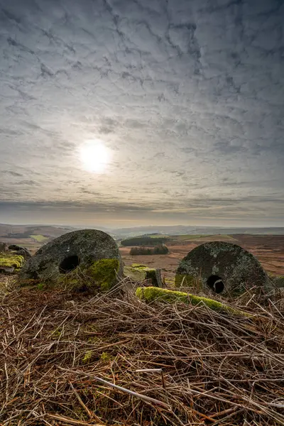 Kış boyunca Derbyshire Tepesi Ulusal Parkı 'nda Stanage Edge Değirmen Taşları.
