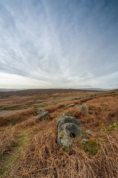 Kış boyunca Derbyshire Tepesi Ulusal Parkı 'nda Stanage Edge Değirmen Taşları.