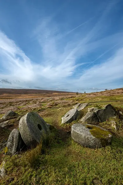 Kış boyunca Derbyshire Tepesi Ulusal Parkı 'nda Stanage Edge Değirmen Taşları.