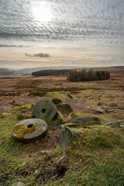Kış boyunca Derbyshire Tepesi Ulusal Parkı 'nda Stanage Edge Değirmen Taşları.