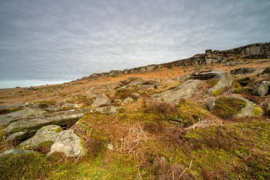 Stanage Edge kasvetli kış Derbyshire Tepesi Ulusal Parkı kırsal.