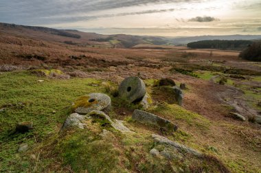 Kış boyunca Derbyshire Tepesi Ulusal Parkı 'nda Stanage Edge Değirmen Taşları.