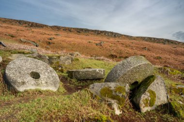 Kış boyunca Derbyshire Tepesi Ulusal Parkı 'nda Stanage Edge Değirmen Taşları.