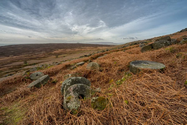 Kış boyunca Derbyshire Tepesi Ulusal Parkı 'nda Stanage Edge Değirmen Taşları.