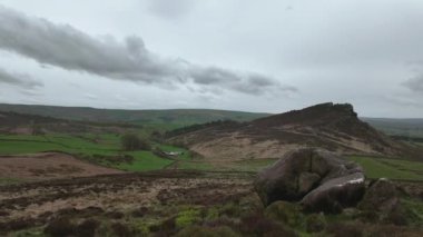Staffordshire, İngiltere 'deki The Peak District Ulusal Parkı' ndaki The Roaches at the Peak District Ulusal Parkı 'nda hızla yükselen bulutların İngiltere kırsalındaki manzara hareketi hızlandı..