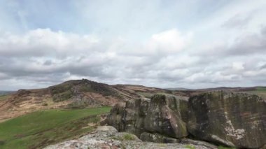 Staffordshire, İngiltere 'deki The Peak District Ulusal Parkı' ndaki The Roaches at the Peak District Ulusal Parkı 'nda hızla yükselen bulutların İngiltere kırsalındaki manzara hareketi hızlandı..