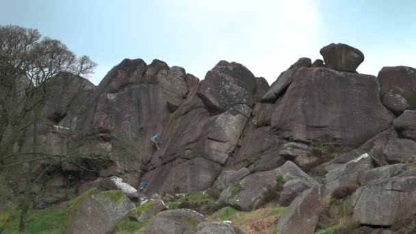 Abseiling Gritstone Rocks Roaches Peak District National Park Staffordshire England — Stock video