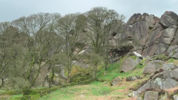 Climbers Gritstone Rocks Roaches Peak District National Park Staffordshire England — Stock video