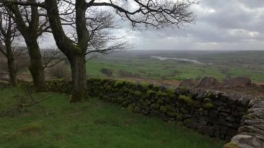 Staffordshire, İngiltere 'deki Peak District Ulusal Parkı' ndaki Tittesworth Reservoir 'a bakan hamamböceklerini çekiyoruz..