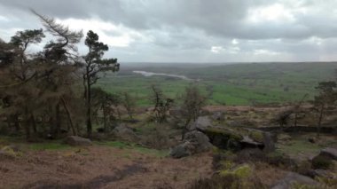 Varış yeri manzarası ve Peak District Ulusal Parkı, Staffordshire, İngiltere, İngiltere 'deki hamamböceklerini gösteriyor..