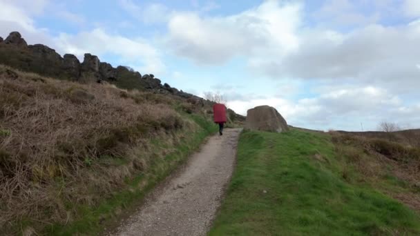Rock Climber Carrying Crash Pad His Back Gritstone Rocks Roaches — Stock Video