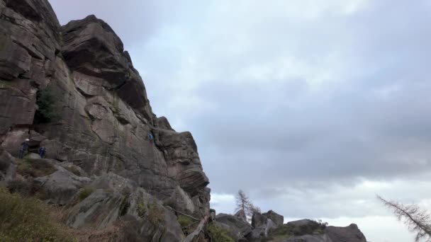 Climbing Gritstone Rocks Roaches Peak District National Park Staffordshire England — Stock Video