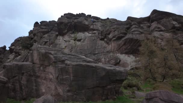 Climbing Gritstone Rocks Roaches Peak District National Park Staffordshire England — Stock Video