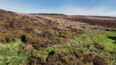 Hava aracı görüntüleri Peak District Ulusal Parkı, Staffordshire, İngiltere 'nin manzarasını gösteriyor..