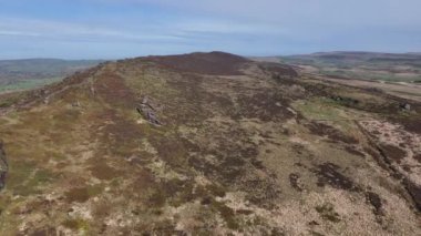 Sinema insansız hava aracı Peak District Ulusal Parkı kırsal alanındaki hamamböcekleri sırtında uçuyor..