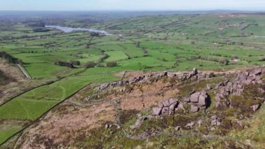 Hava aracı görüntüleri Peak District Ulusal Parkı, Staffordshire, İngiltere 'deki hamamböceklerini gösteriyor..