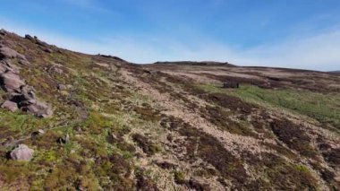 Hava aracı görüntüleri Peak District Ulusal Parkı, Staffordshire, İngiltere 'nin manzarasını gösteriyor..