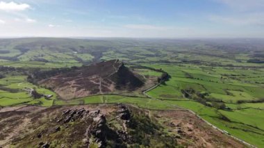 Sinema insansız hava aracı Peak District Ulusal Parkı kırsal alanındaki hamamböcekleri sırtında uçuyor..