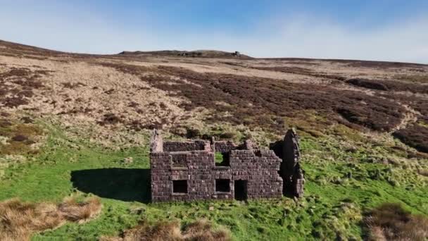 Nagranie Lotu Drona Pokazuje Opuszczony Budynek Parku Narodowym Peak District — Wideo stockowe
