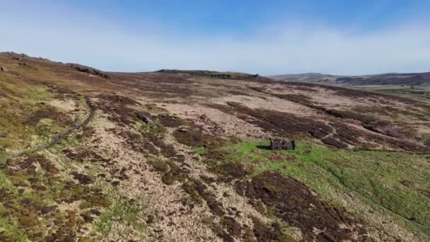 Imágenes Drones Aéreos Cinematográficos Volando Sobre Edificio Rural Abandonado Roaches — Vídeo de stock