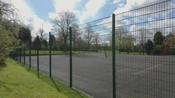 Panning Shot Onthult Lege Openbare Tennisbanen Longton Park Stoke Trent — Stockvideo