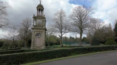 STOKE-ON-TRENT, STAFFORDSHIRE, İngiltere - 18 Nisan 2024: Saat yüzlü bir anıt Longton Park, Stoke-on-Trent.