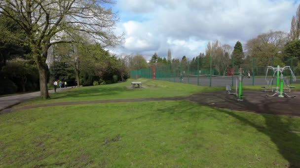 Stoke Trent Staffordshire England April 2024 스토크 트렌트 공원에서 테니스를 — 비디오