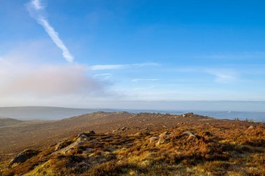 Staffordshire Tepesi Ulusal Parkı 'ndaki The Roaches' ta gün doğumu, İngiltere, İngiltere.
