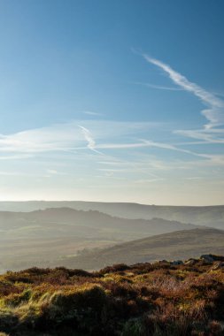 Ramshaw, Staffordshire Tepesi Ulusal Parkı 'nda gün doğumunu sallıyor..
