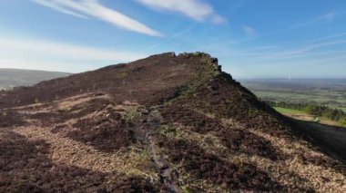 Hava aracı görüntüleri Peak District Ulusal Parkı, Staffordshire, İngiltere 'nin manzarasını gösteriyor..