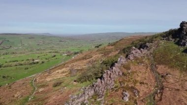 Peak District Ulusal Parkı kırsal arazisinin sinematik hava aracı görüntüleri.