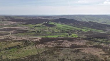 The Roaches in the Peak District Ulusal Parkı, Staffordshire, İngiltere 'den insansız hava aracı görüntüleri..