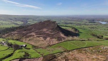 The Roaches in the Peak District Ulusal Parkı, Staffordshire, İngiltere 'den geniş çaplı sinematik hava aracı görüntüleri.