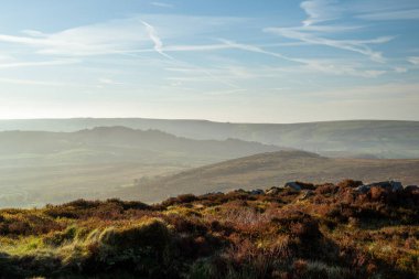 Ramshaw, Staffordshire Tepesi Ulusal Parkı 'nda gün doğumunu sallıyor..